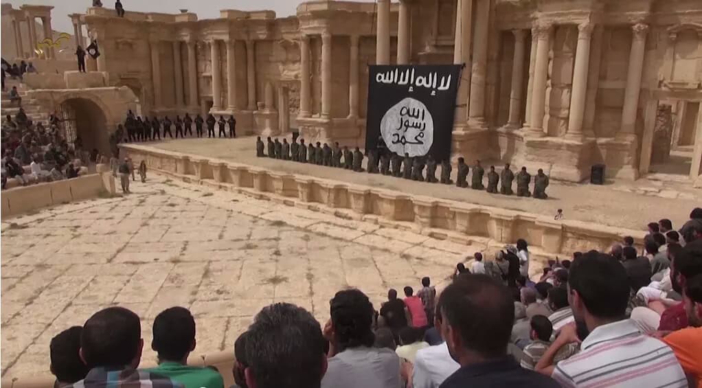 Islamic State executes Syrian regime soldiers at Palmyra ruins