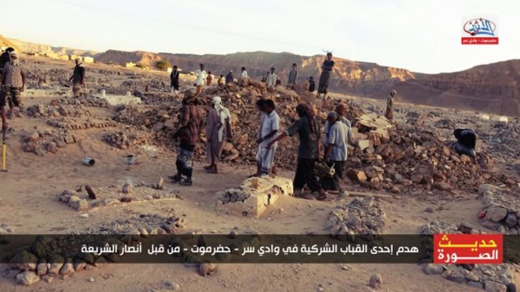 16-01-30 Ansar al Sharia destroys a polytheistic dome 2